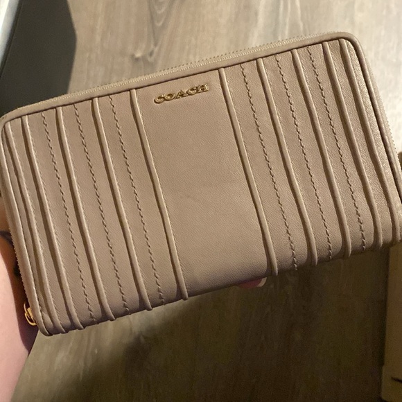 Preloved coach continental wallet - Picture 1 of 16